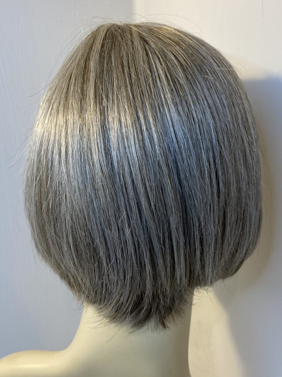 Silver grey short wig. Gms749