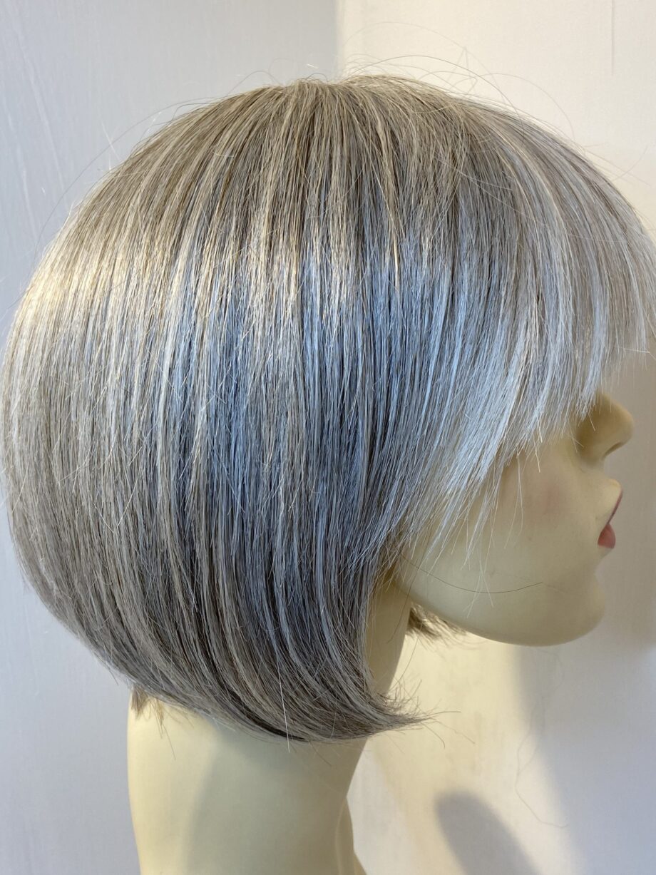 Silver grey short wig. Gms749