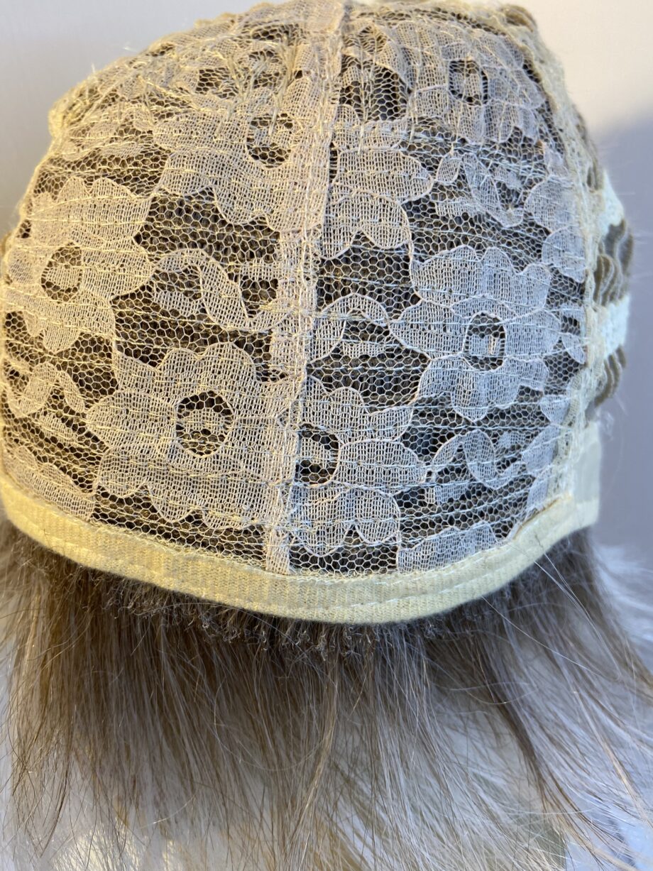 Creamy light blonde rooted. Pplgss620
