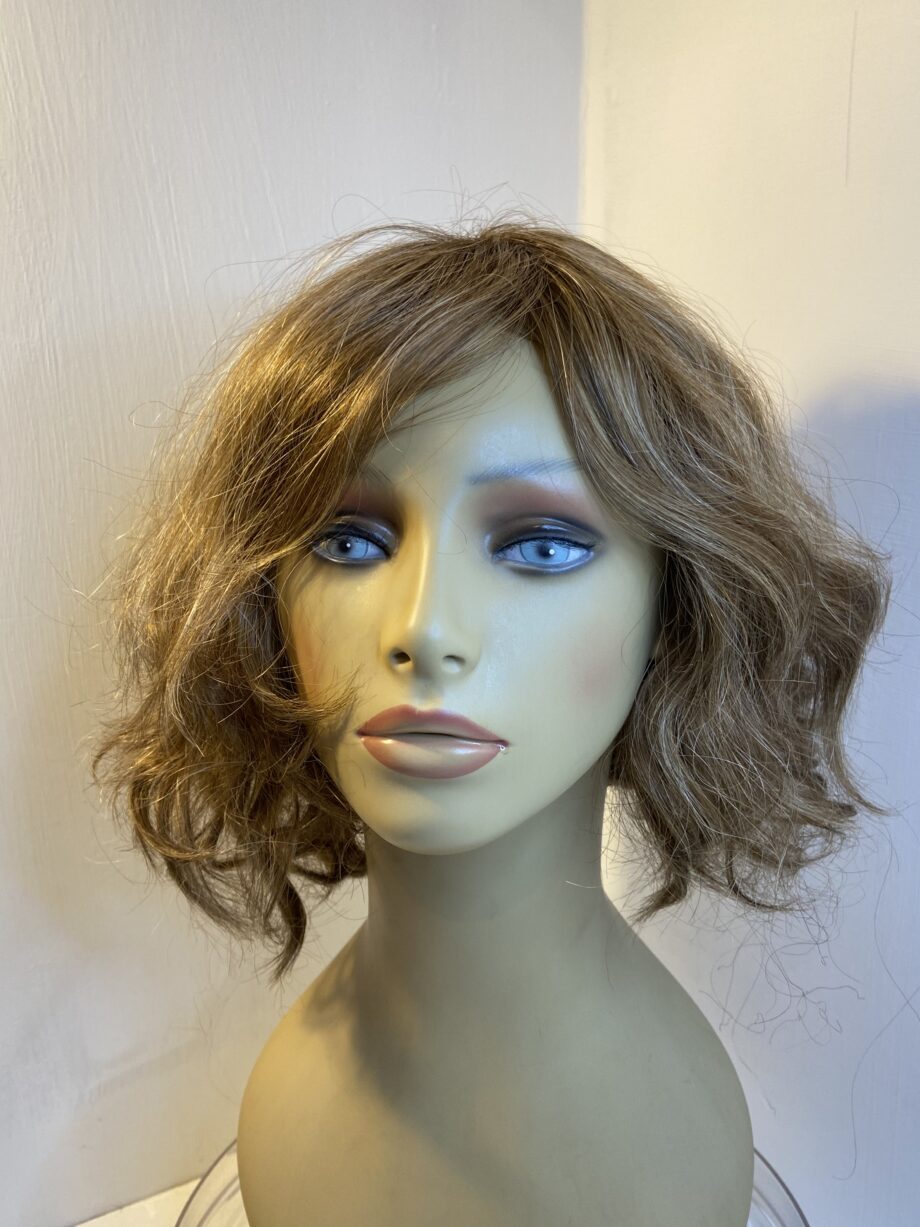 Stunning wavy brown wig. Pplbrwm463