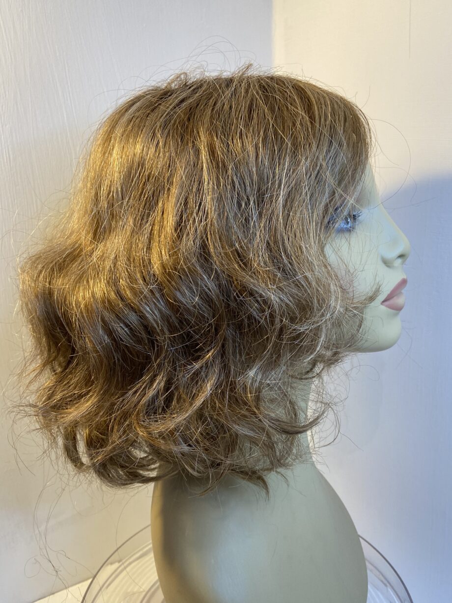 Stunning wavy brown wig. Pplbrwm463