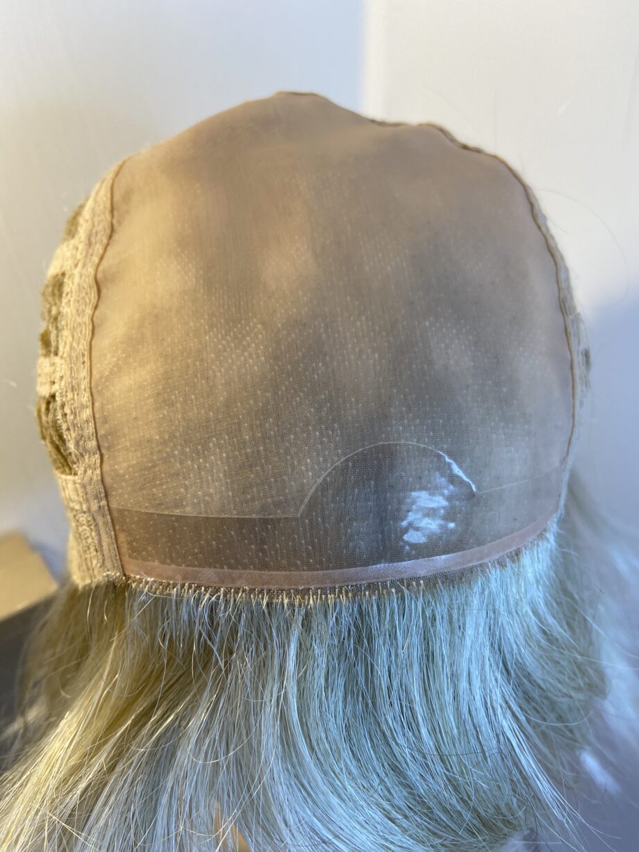 Creamy Beautiful blonde mid length new wig. Bblms294
