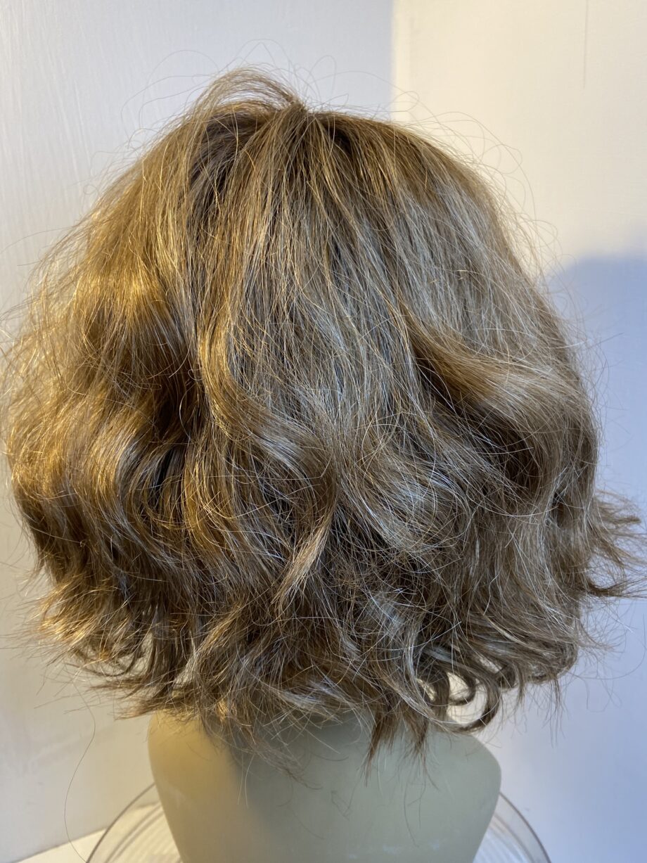 Stunning wavy brown wig. Pplbrwm463