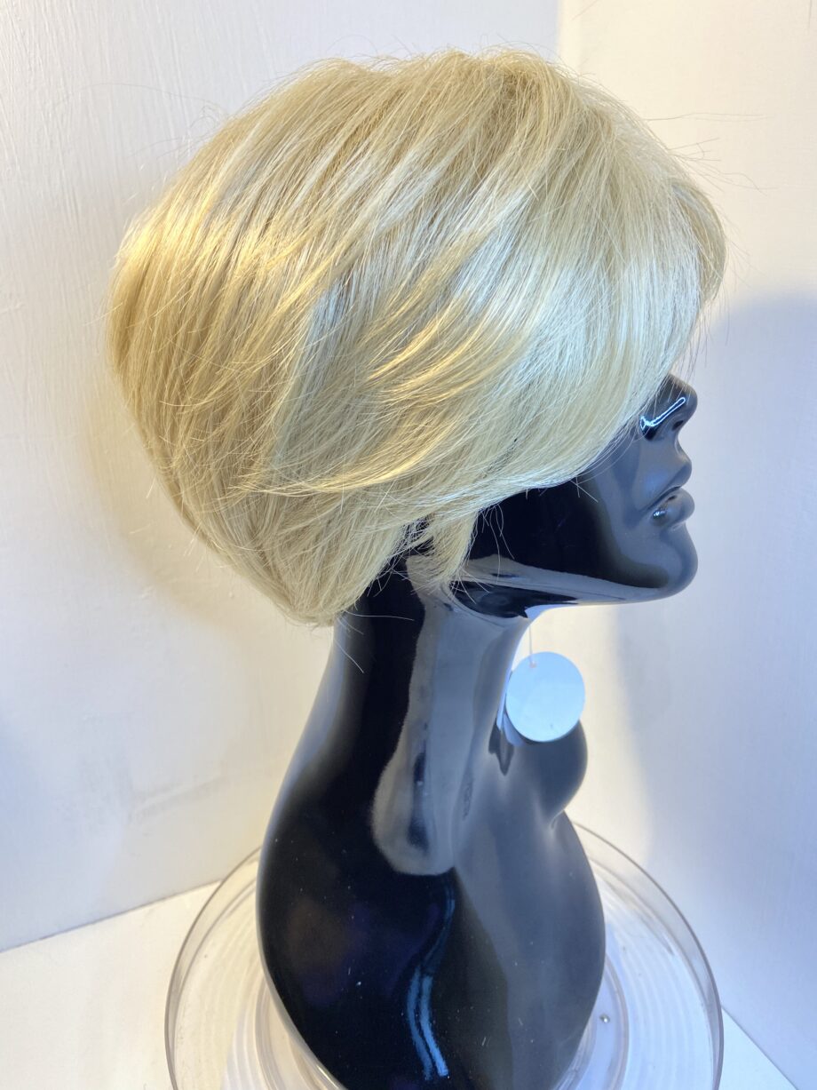Short blonde new wig. Tag on. Blss465