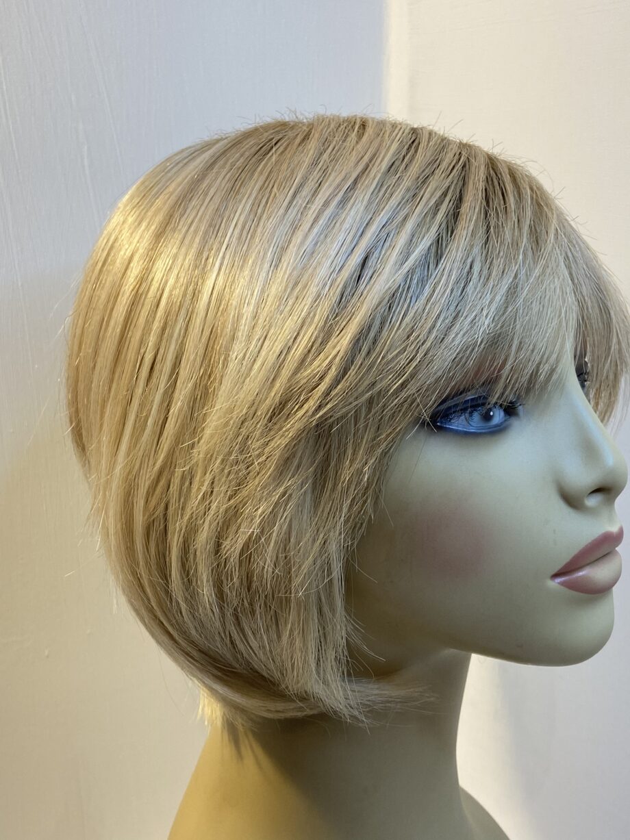 Rooted blonde mid length wig. Blms8027