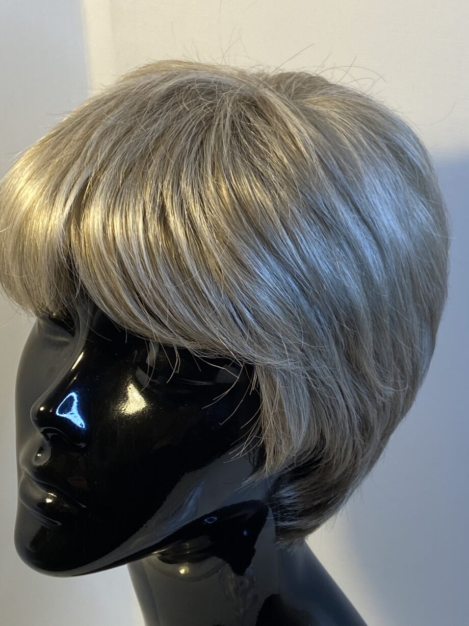 Silver warm grey short wig. Gss8033