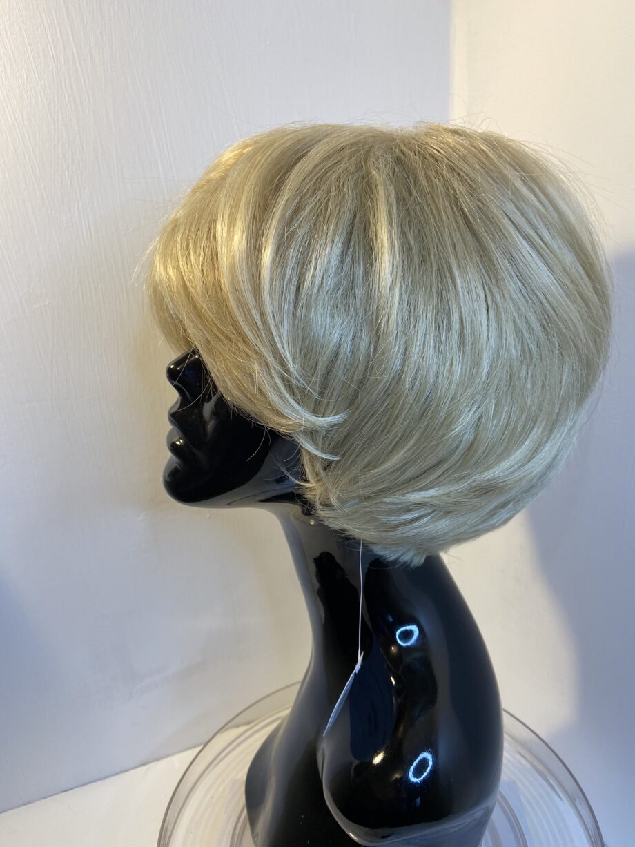 Short blonde new wig. Tag on. Blss465