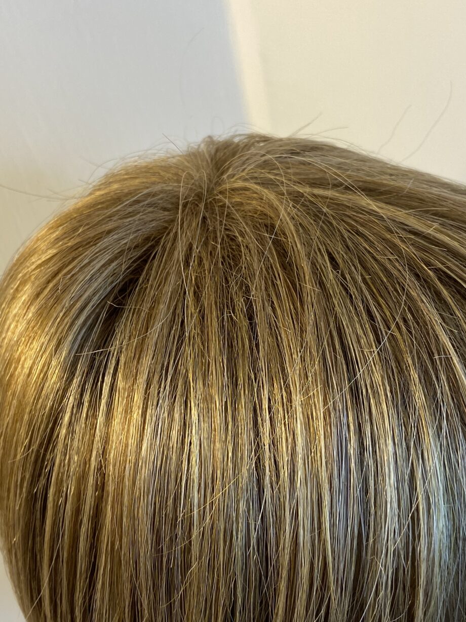 Light brown short shiny wig. Brss8025