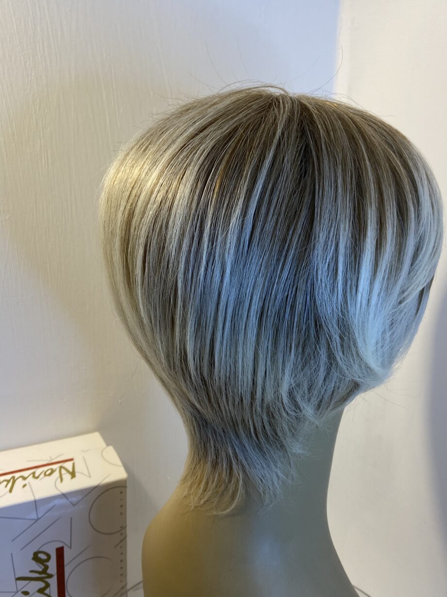 Noriko blonde highlighted wig. Bblms299