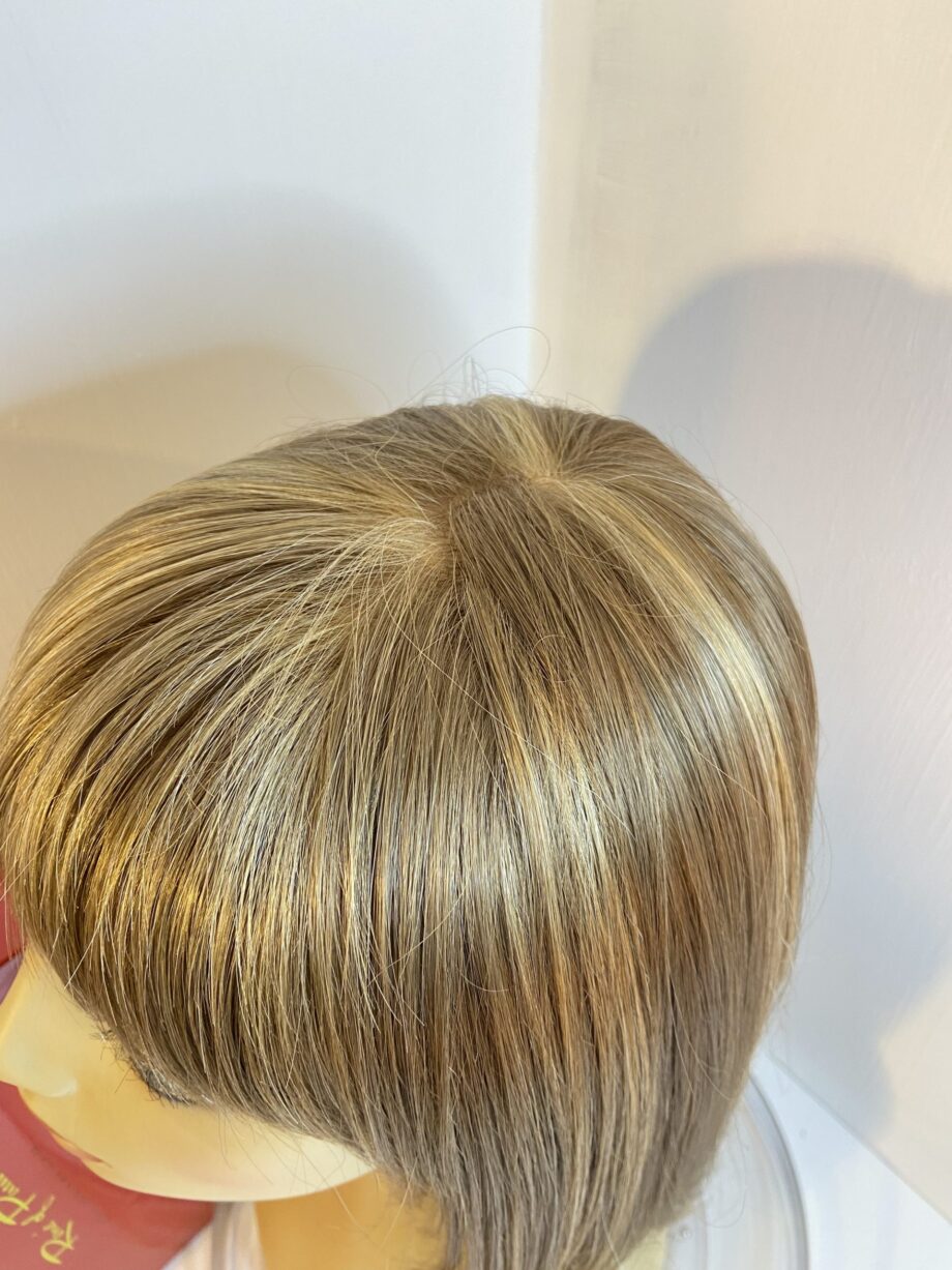Creamy blonde long wig. Bblls294