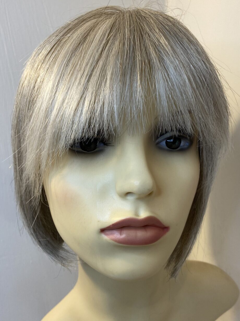 Silver grey short wig. Gms749