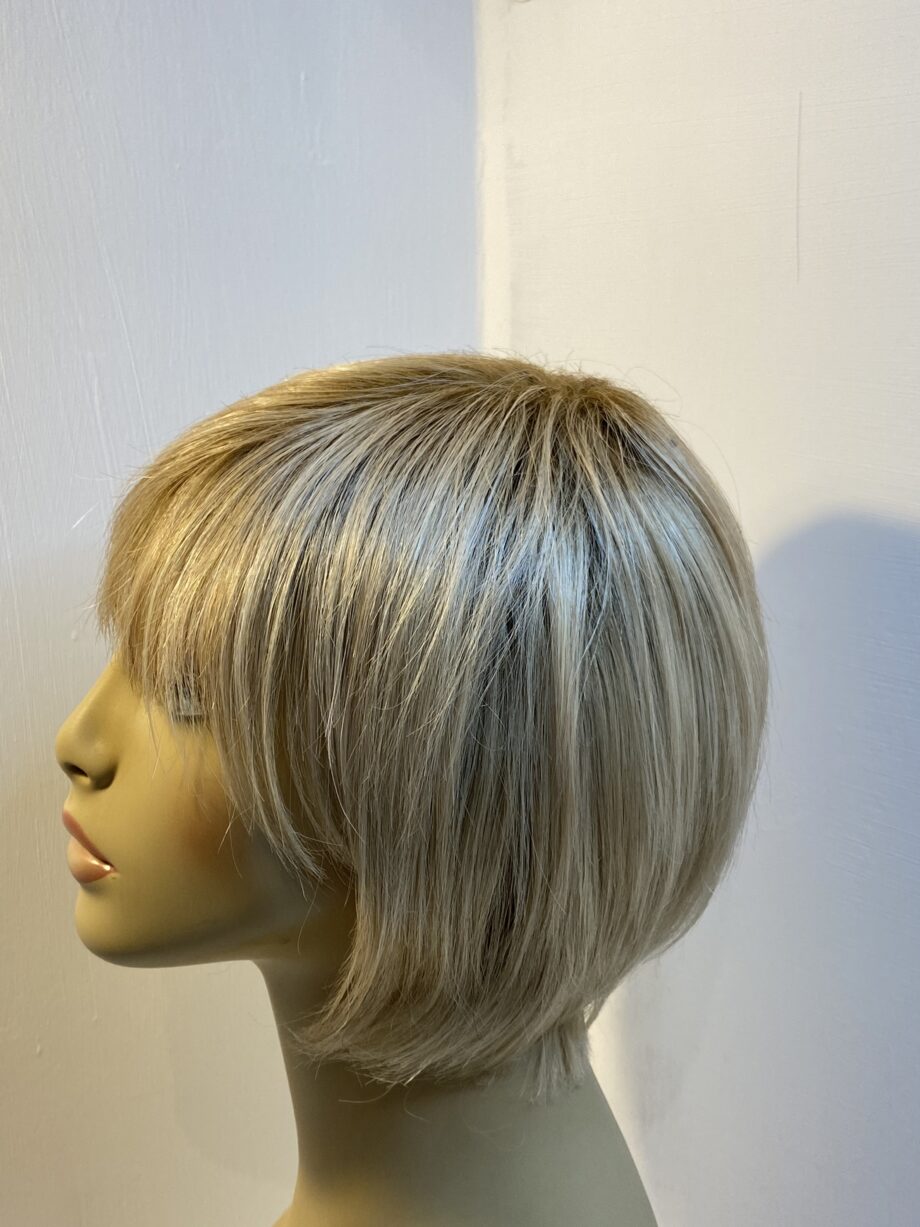 Rooted blonde mid length wig. Blms8027