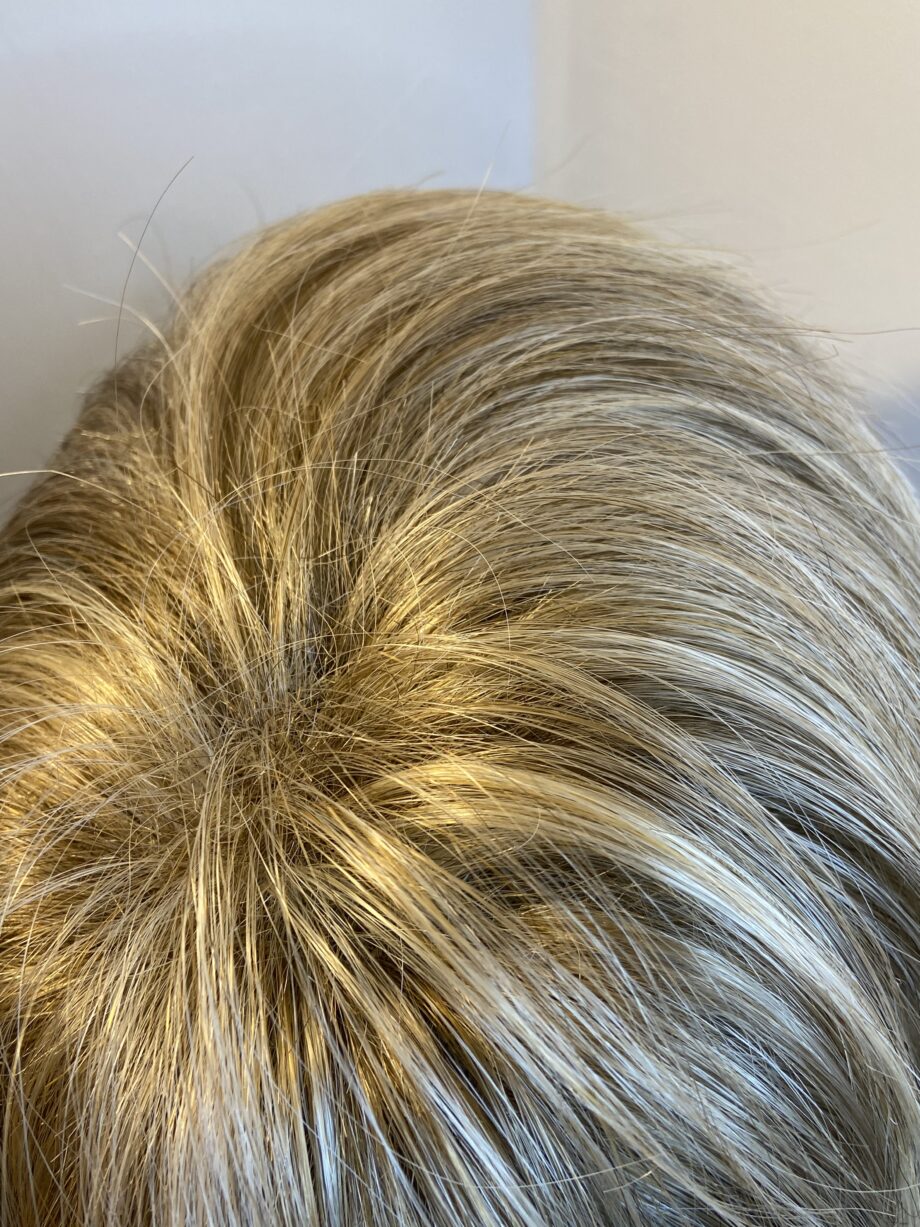 Shiny blonde wig. Blms765