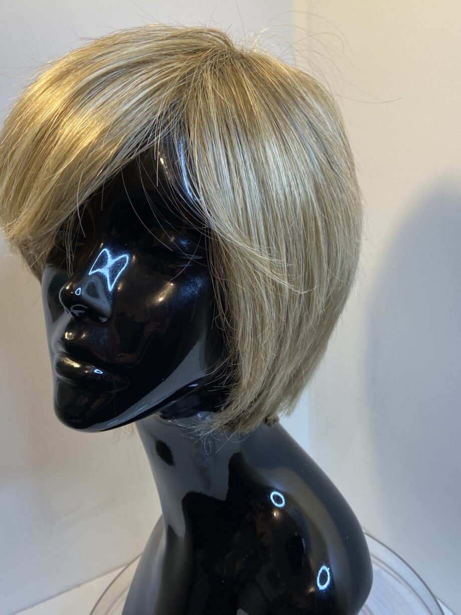 Shiny blonde wig. Blms765