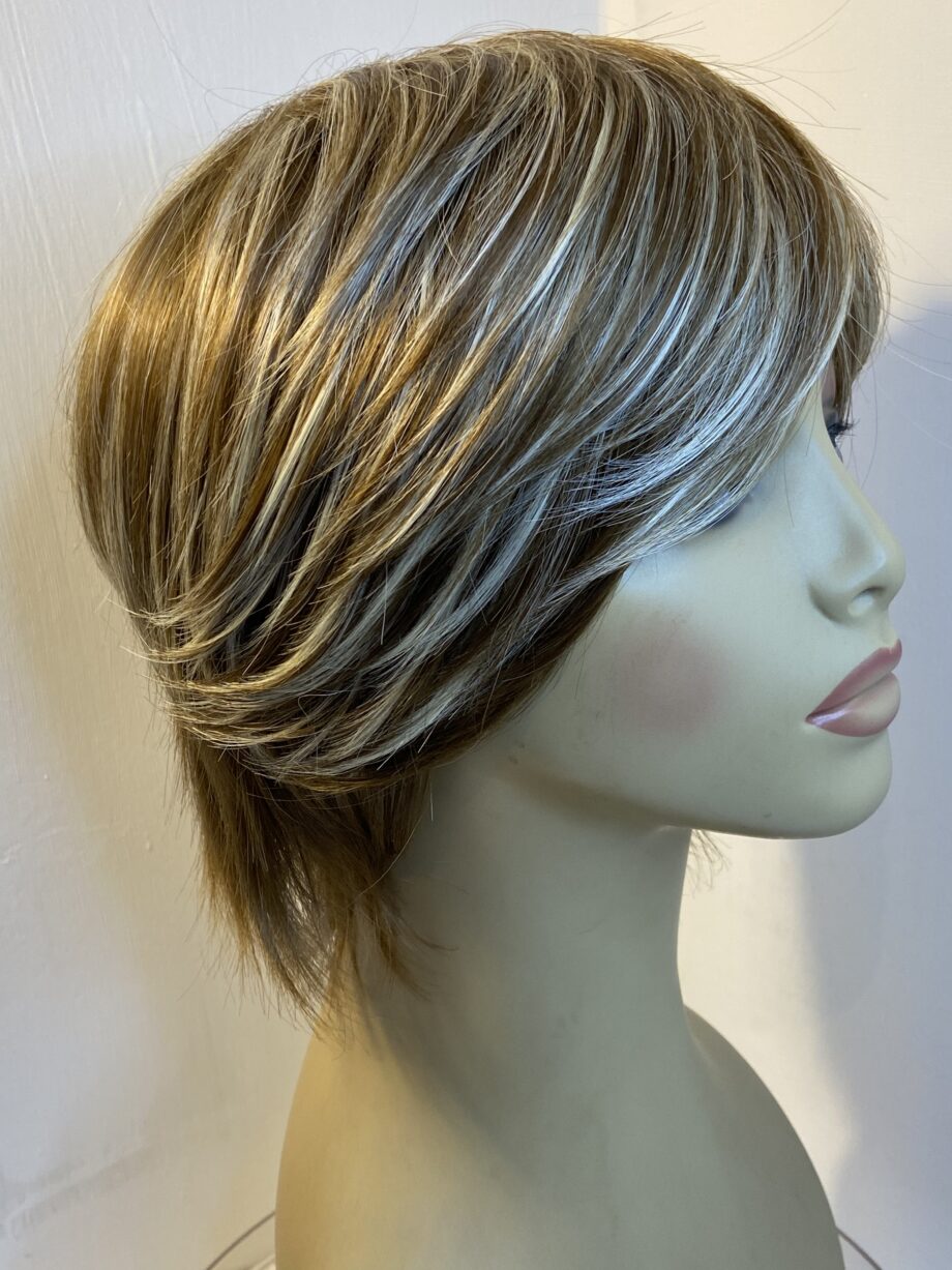 Highlighted brown shiny wig. Blss460