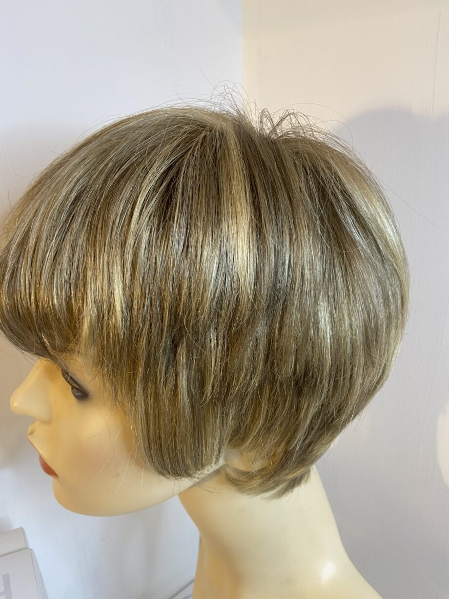 Trendco blonde short wig. Bblss290