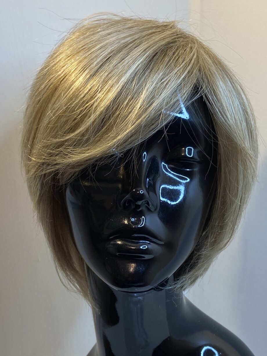 Shiny blonde wig. Blms765
