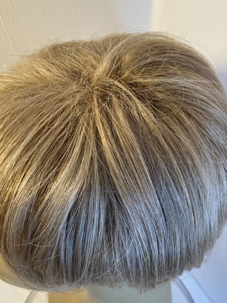 Stylish boxed blonde wig. Bblss287