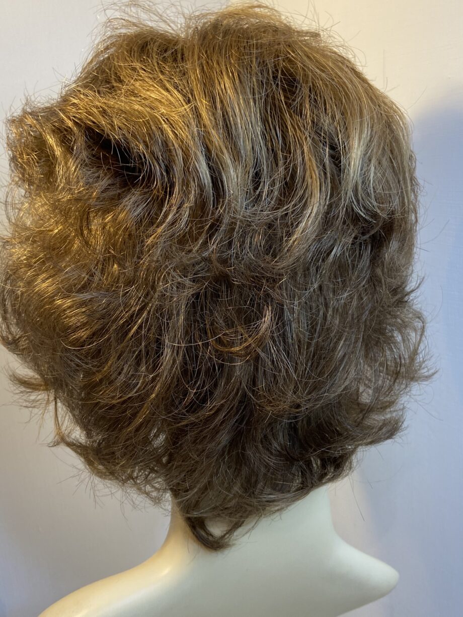 New designer boxed brown wavy wig. Bbrwm300