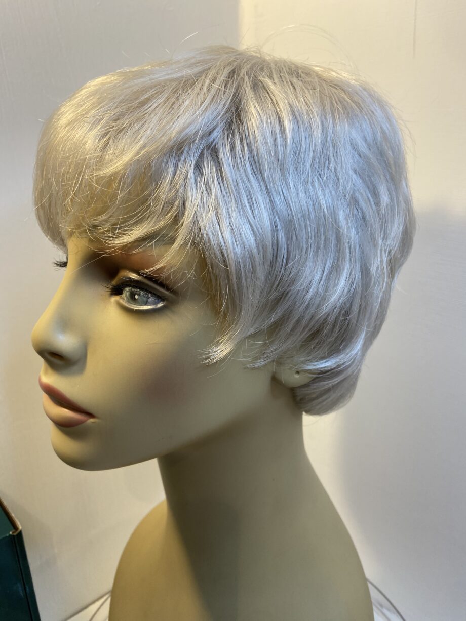 Stylish silver short Judy plum wig. Bgss297