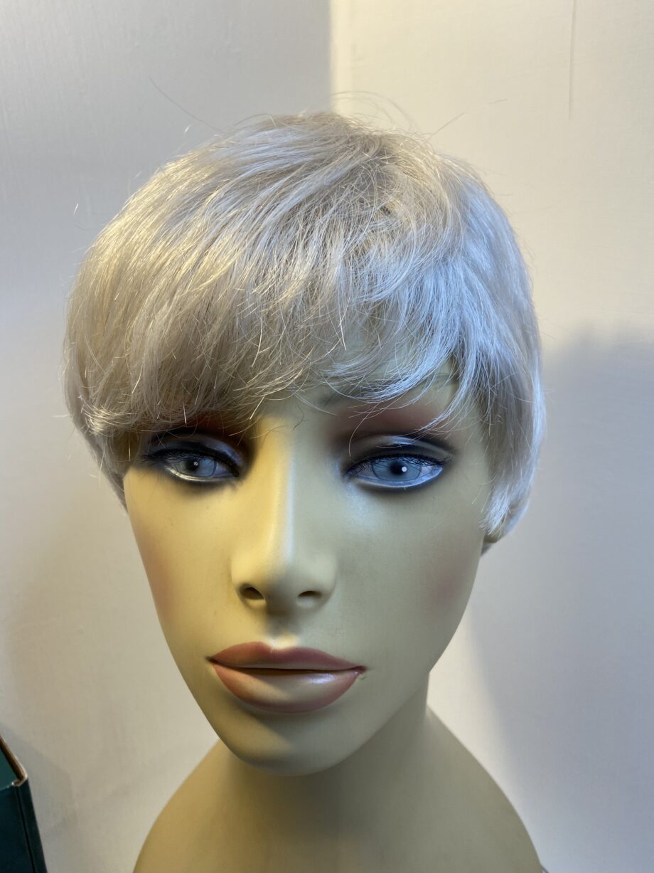 Stylish silver short Judy plum wig. Bgss297