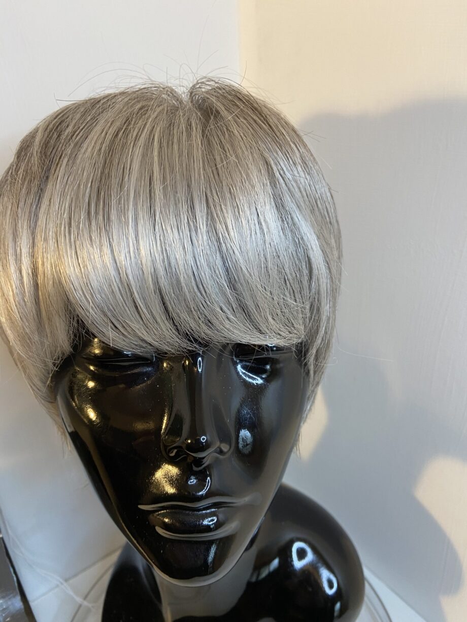 Silver stone short designer wig. Bgss292