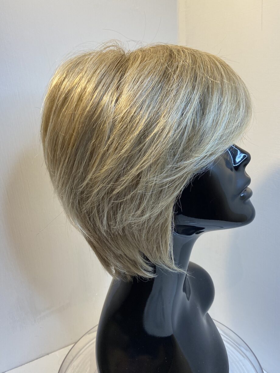 Shiny blonde wig. Blms765