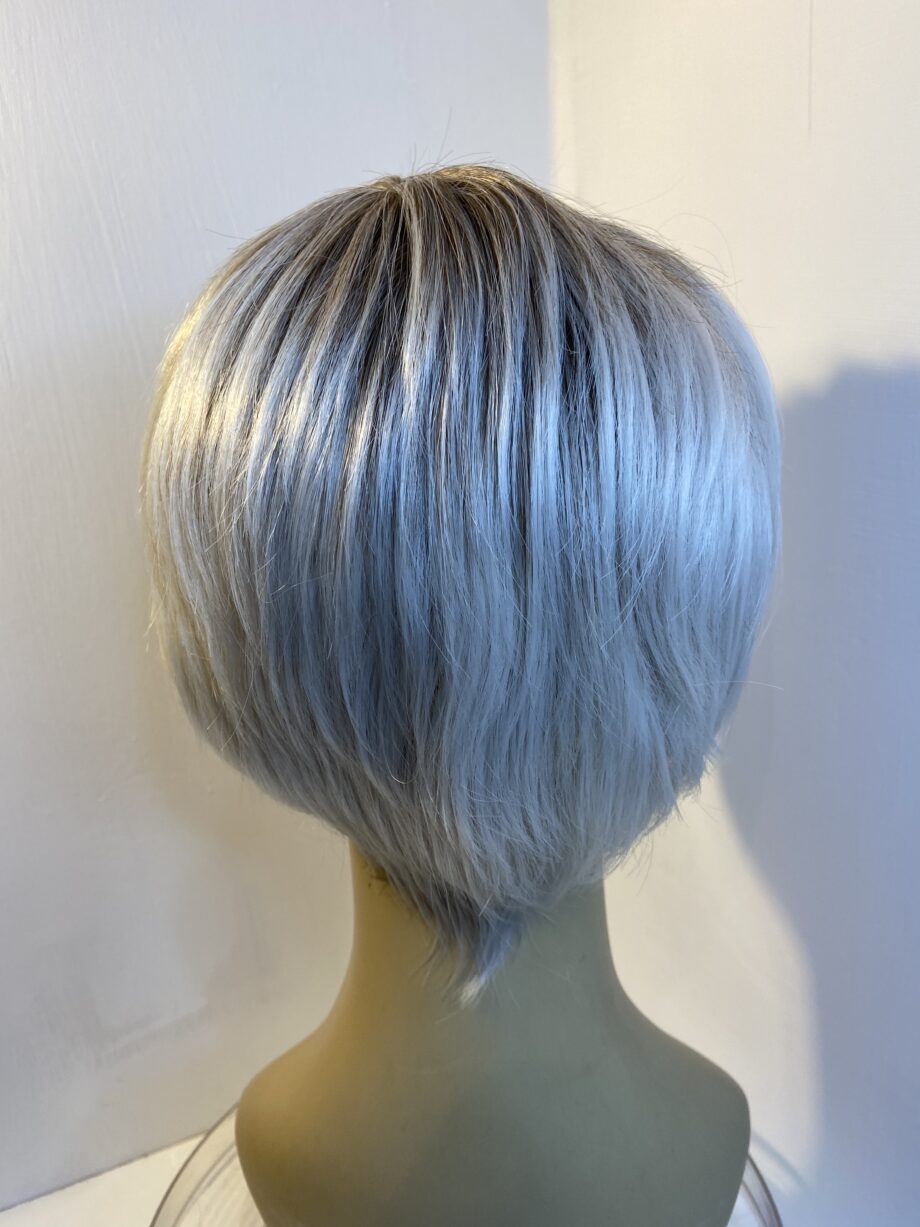 Creamy light blonde rooted. Pplgss620