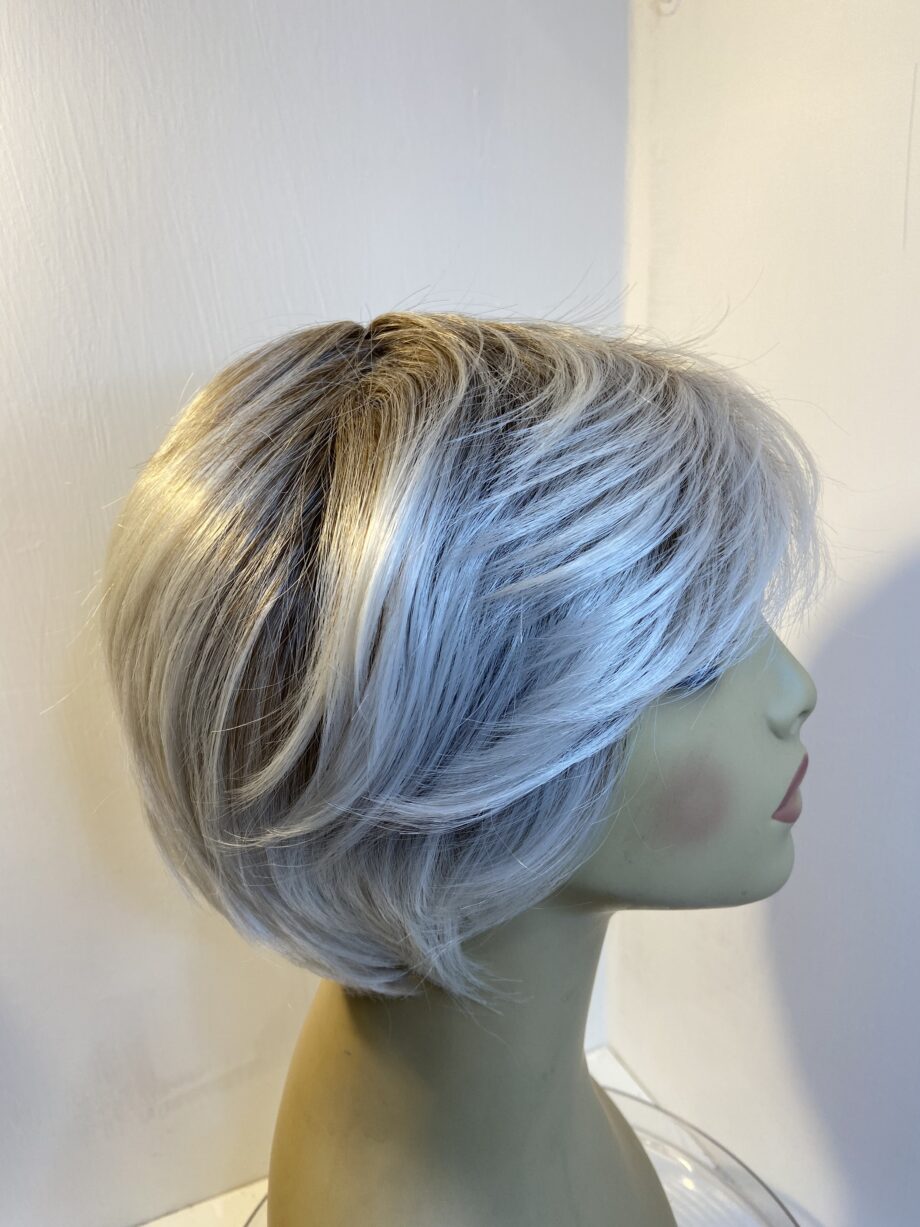 Creamy light blonde rooted. Pplgss620