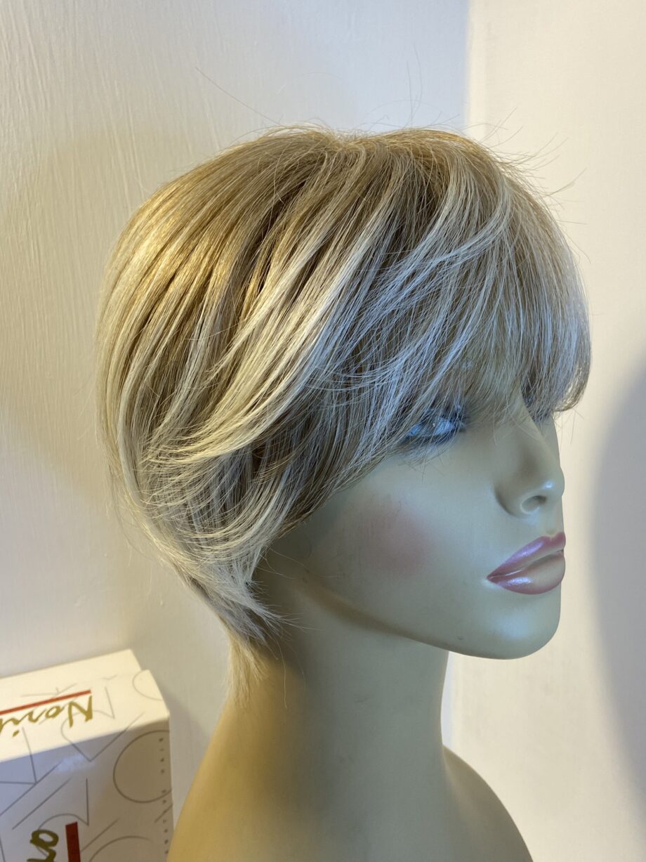 Noriko blonde highlighted wig. Bblms299