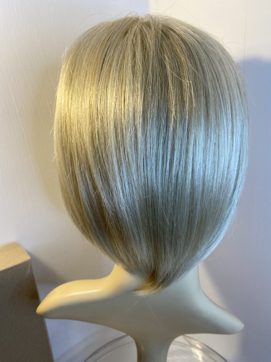 Creamy Beautiful blonde mid length new wig. Bblms294