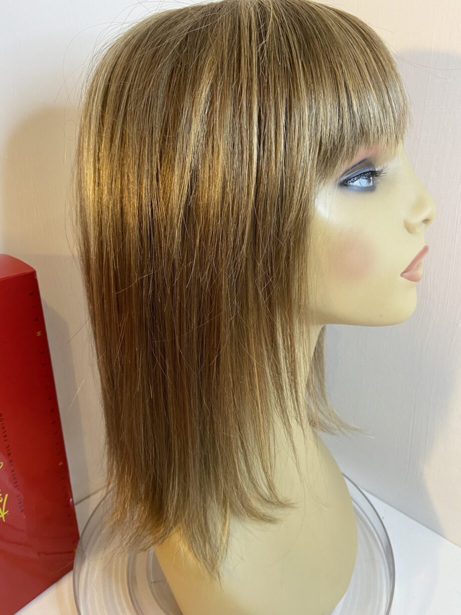 Creamy blonde long wig. Bblls294