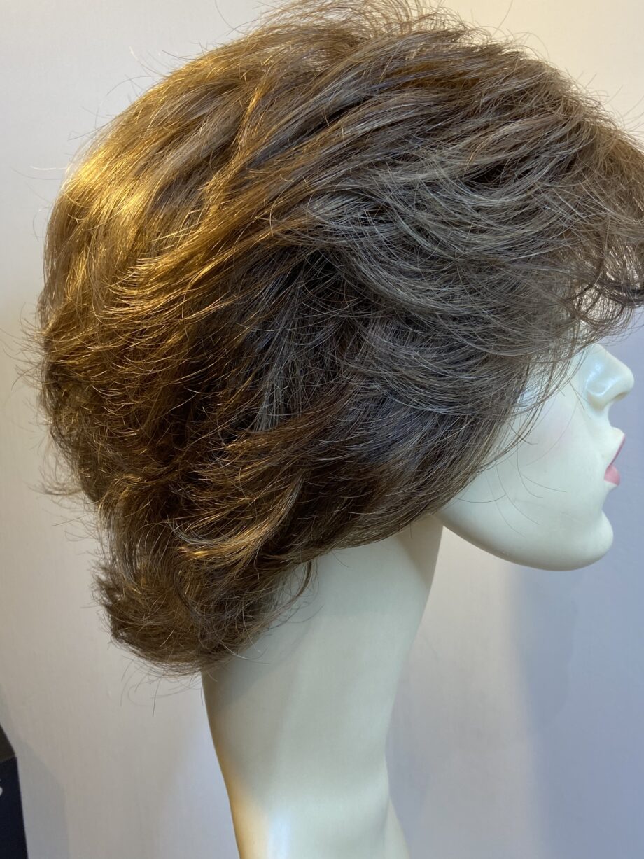 New designer boxed brown wavy wig. Bbrwm300