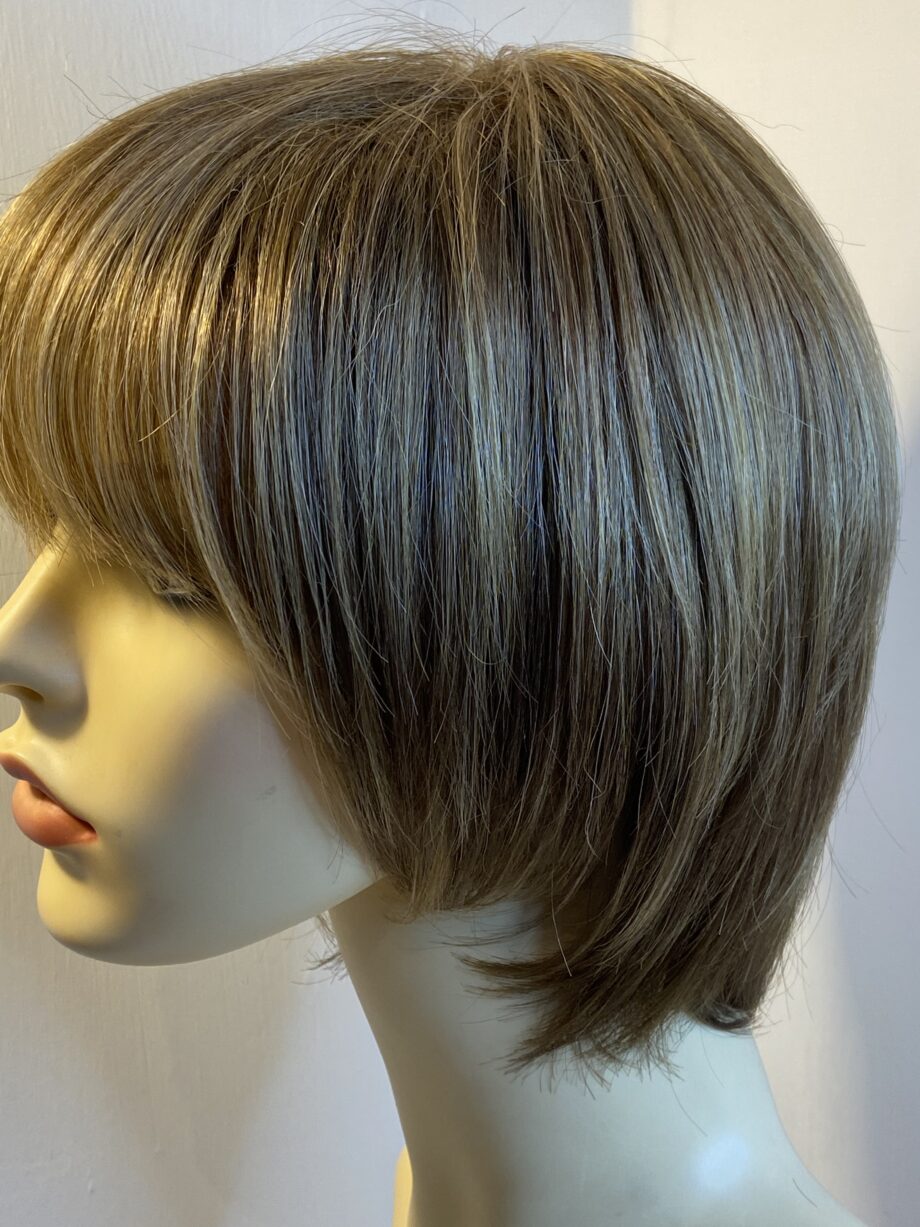 Light brown short shiny wig. Brss8025
