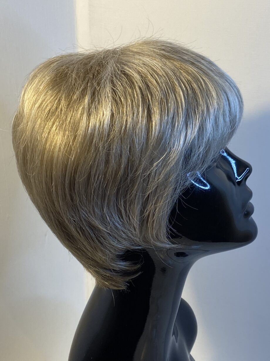 Silver warm grey short wig. Gss8033