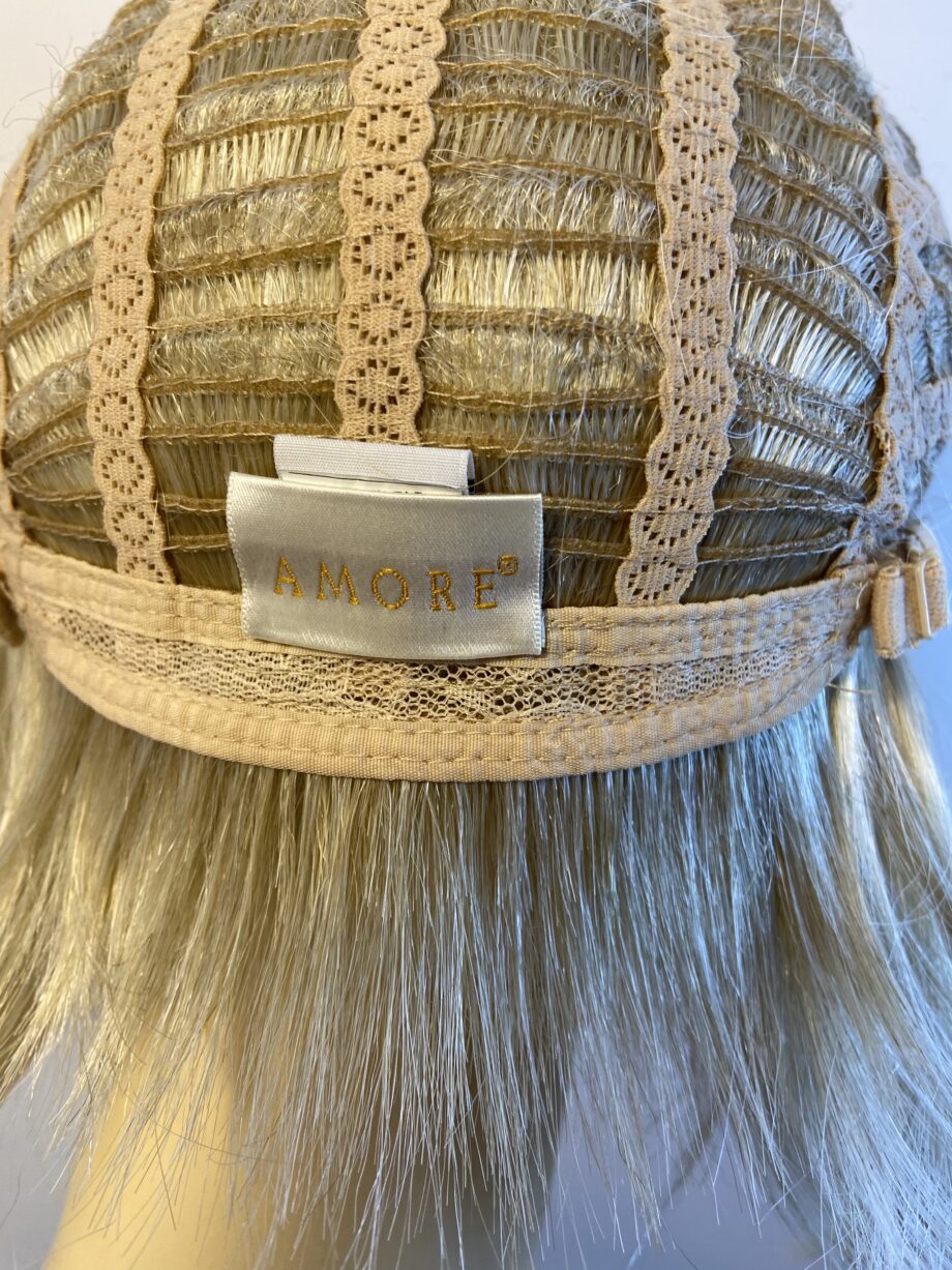Creamy Beautiful blonde mid length new wig. Bblms294