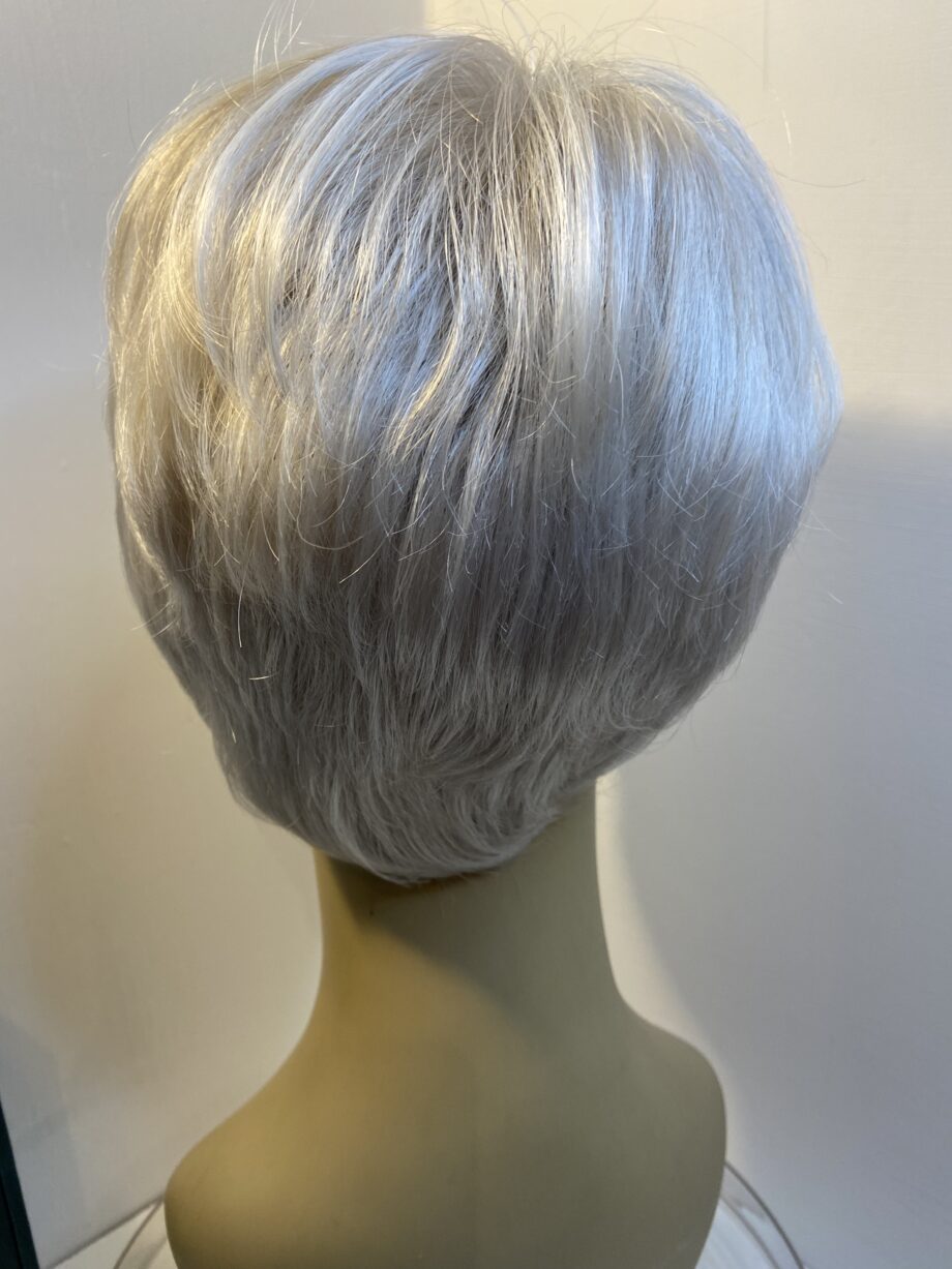 Stylish silver short Judy plum wig. Bgss297