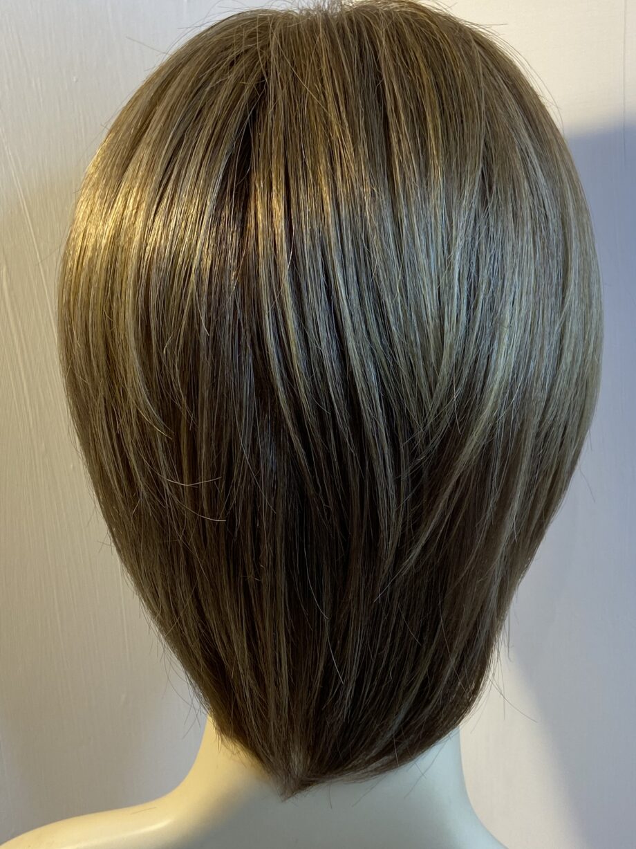 Light brown short shiny wig. Brss8025