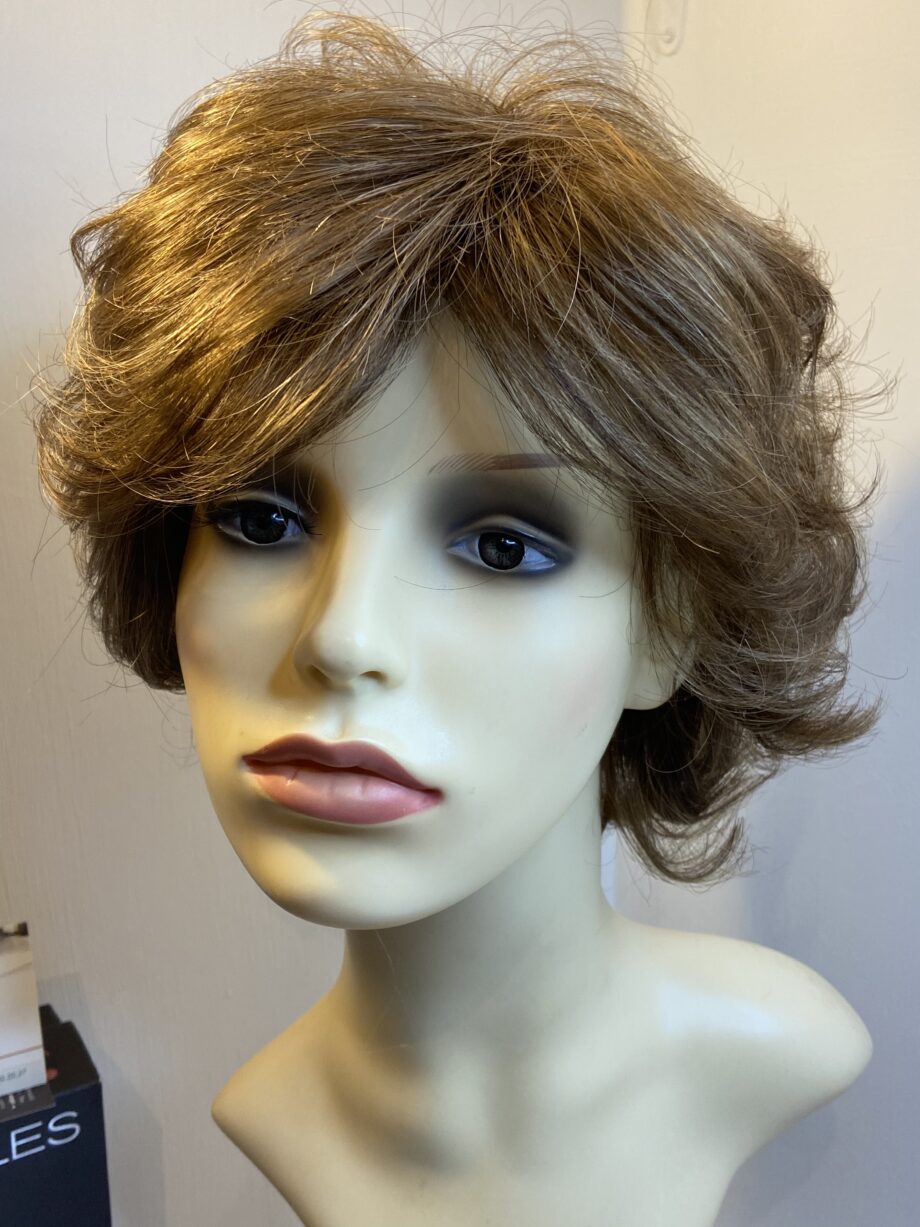 New designer boxed brown wavy wig. Bbrwm300