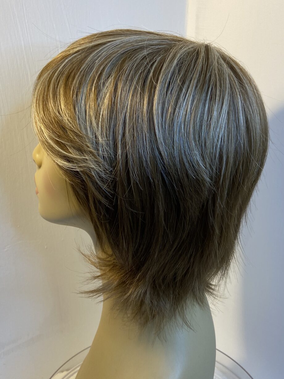 Highlighted brown shiny wig. Blss460