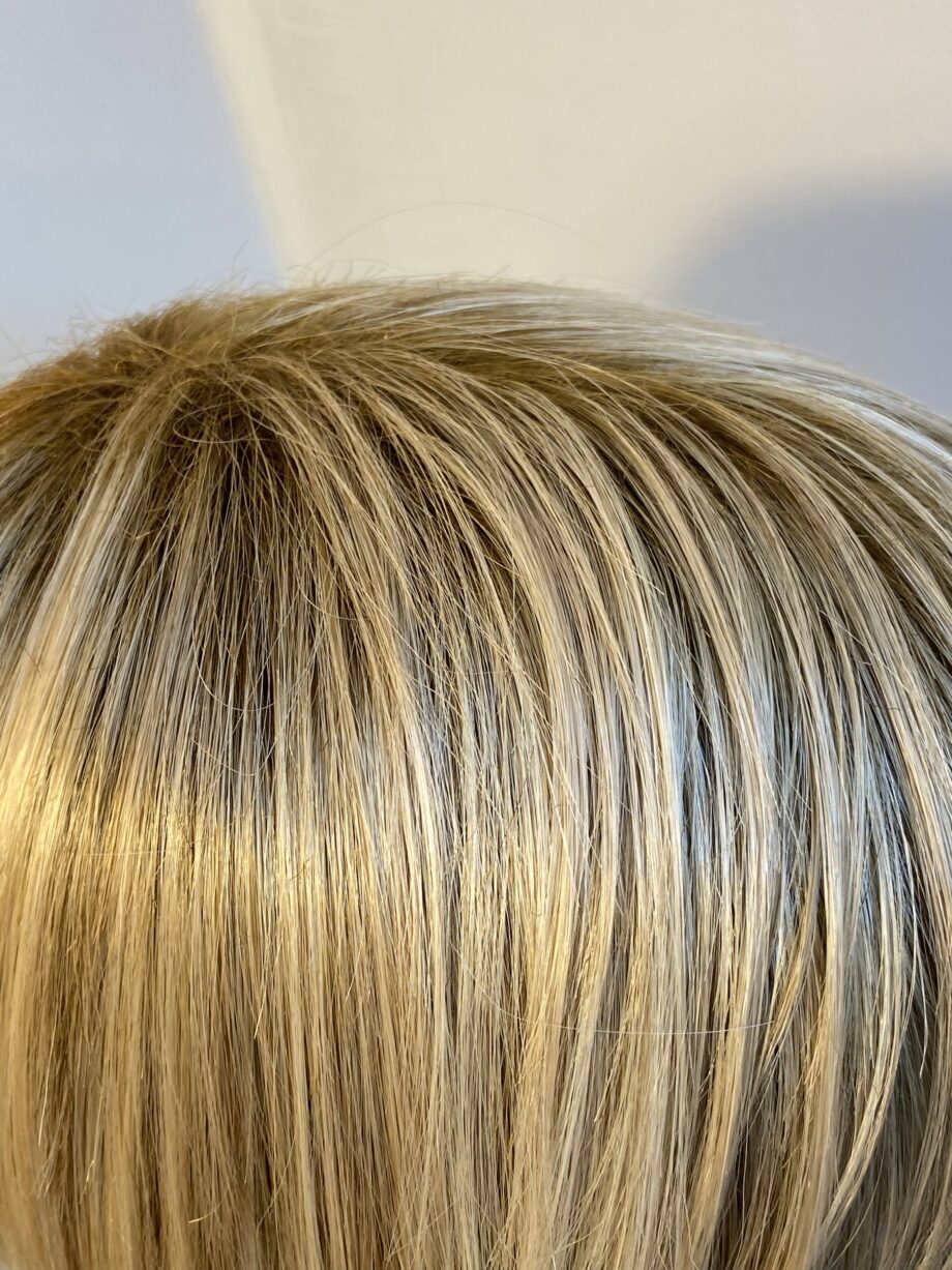 Rooted blonde mid length wig. Blms8027