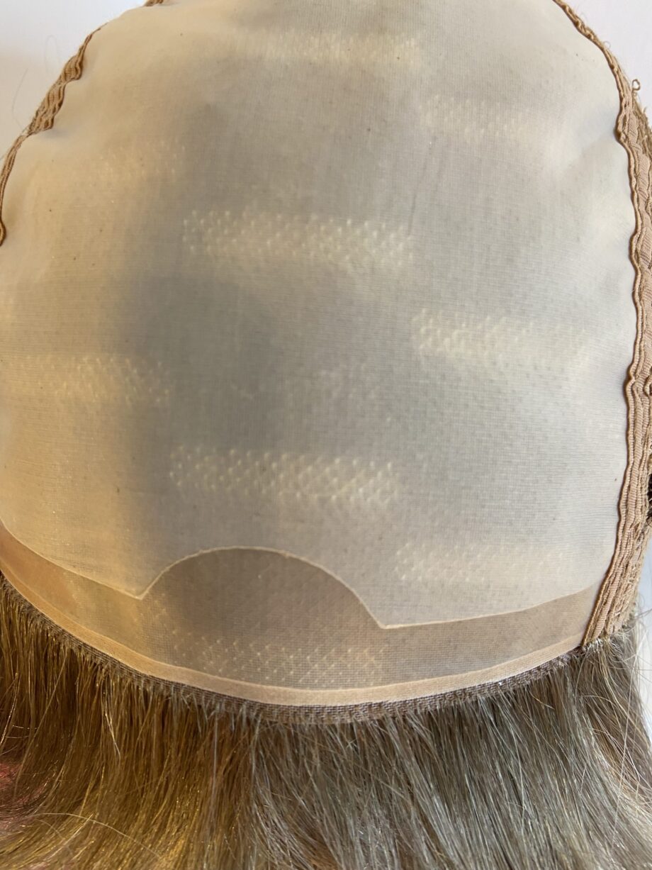Creamy blonde long wig. Bblls294