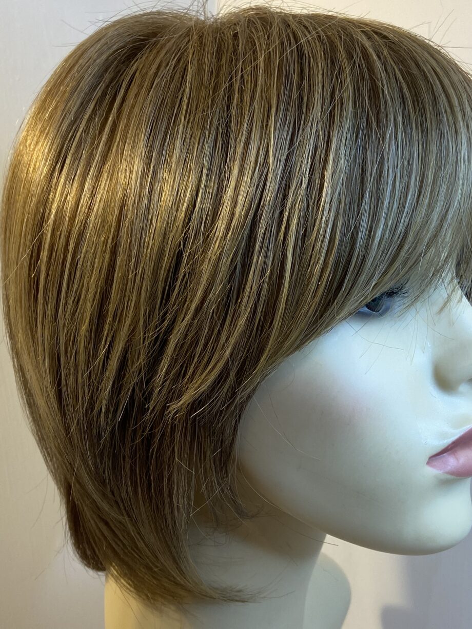 Light brown short shiny wig. Brss8025