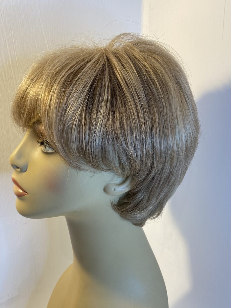 Stylish boxed blonde wig. Bblss287