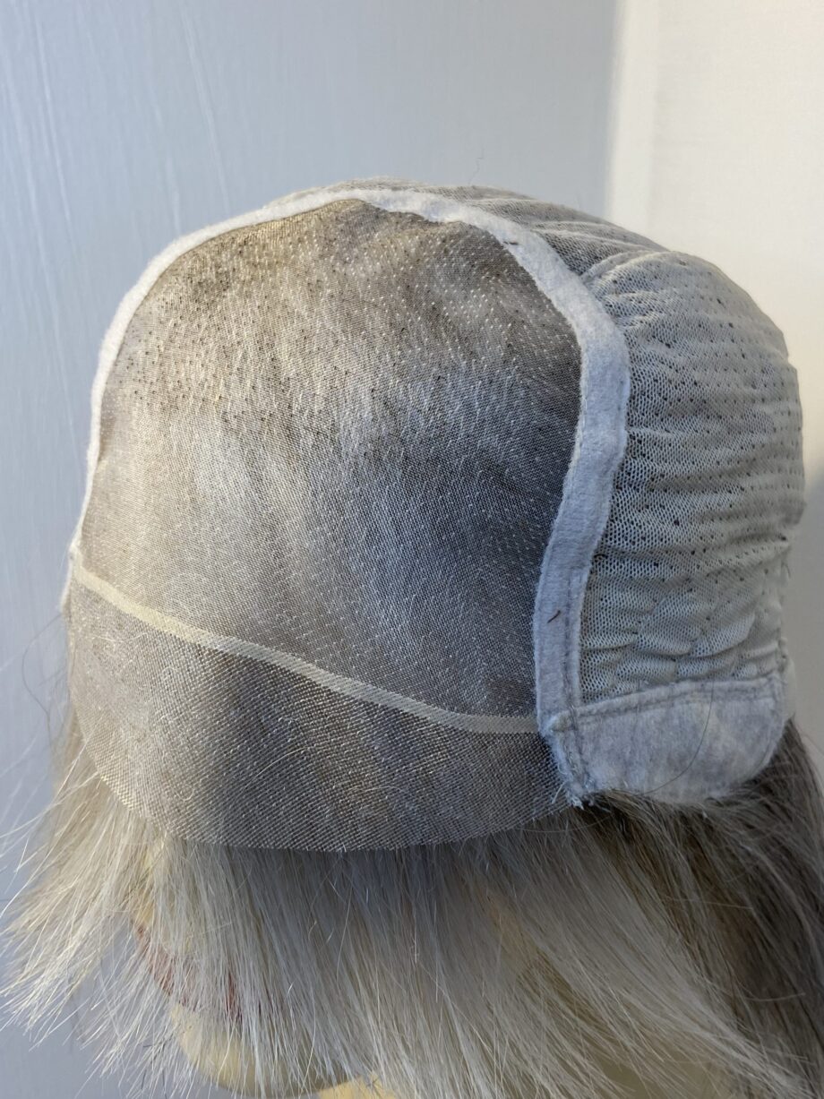 Silver grey short wig. Gms749