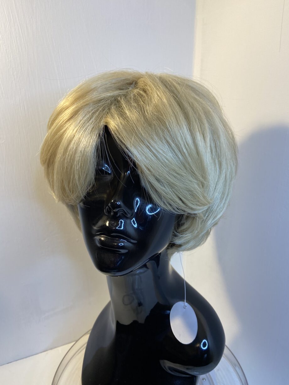 Short blonde new wig. Tag on. Blss465