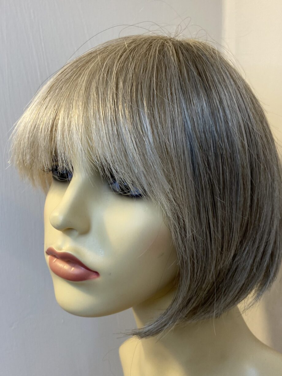 Silver grey short wig. Gms749