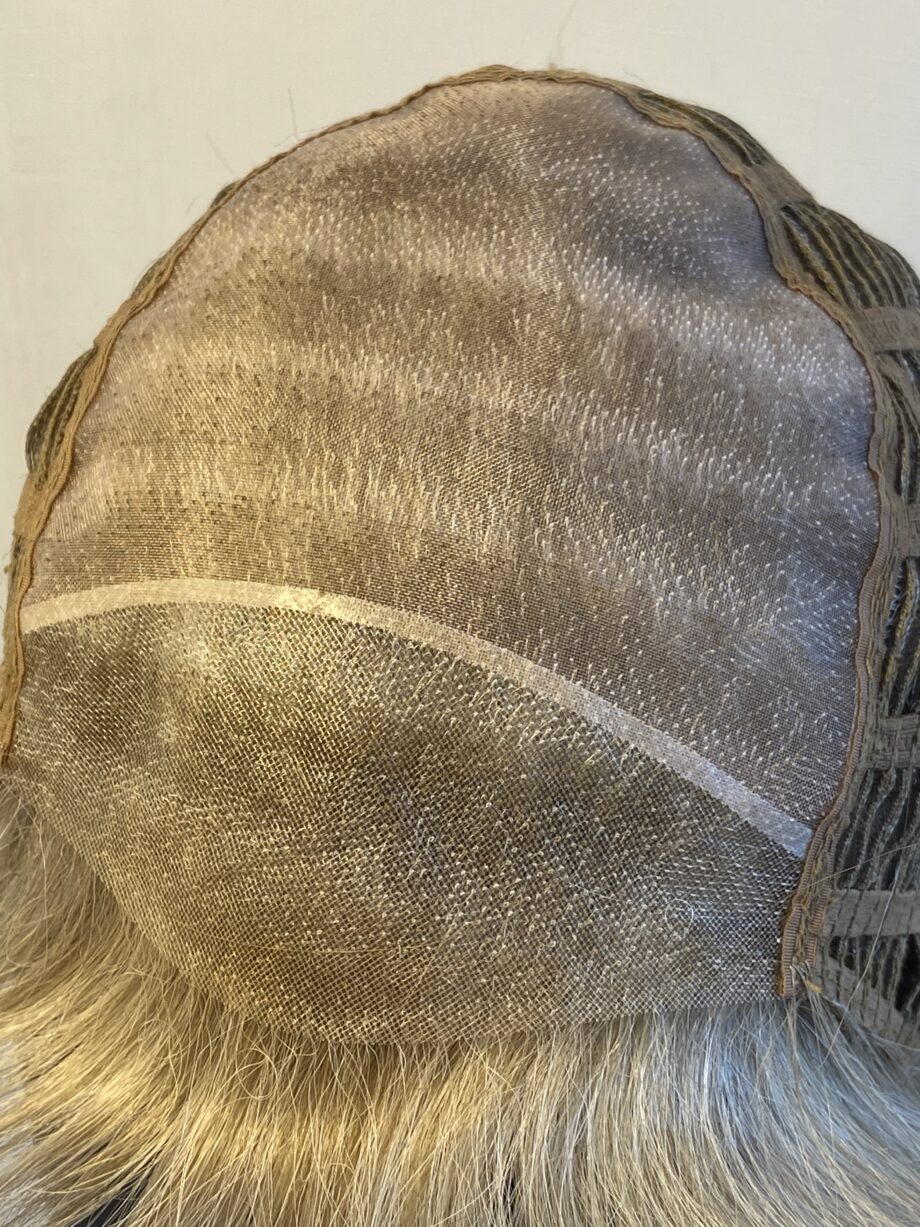 Silver warm grey short wig. Gss8033