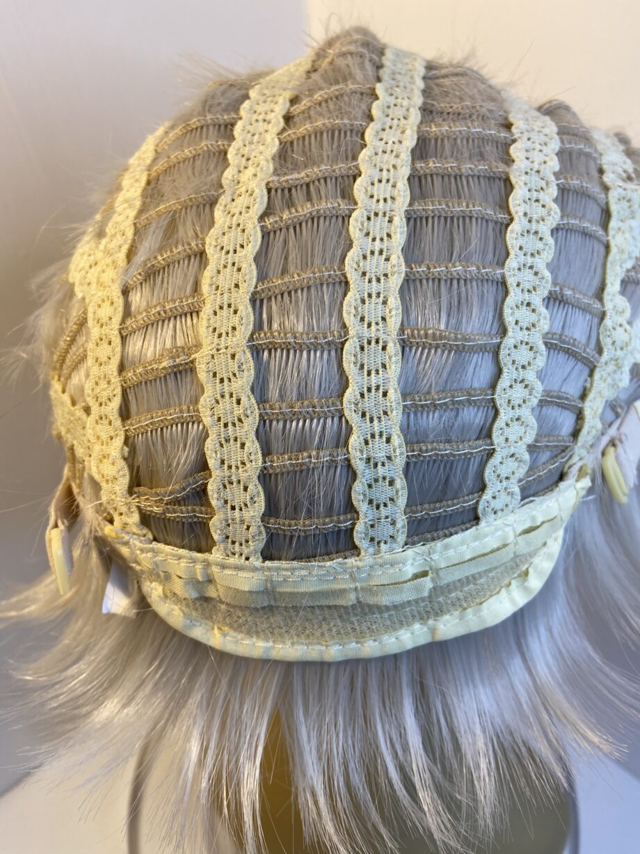 Creamy light blonde rooted. Pplgss620