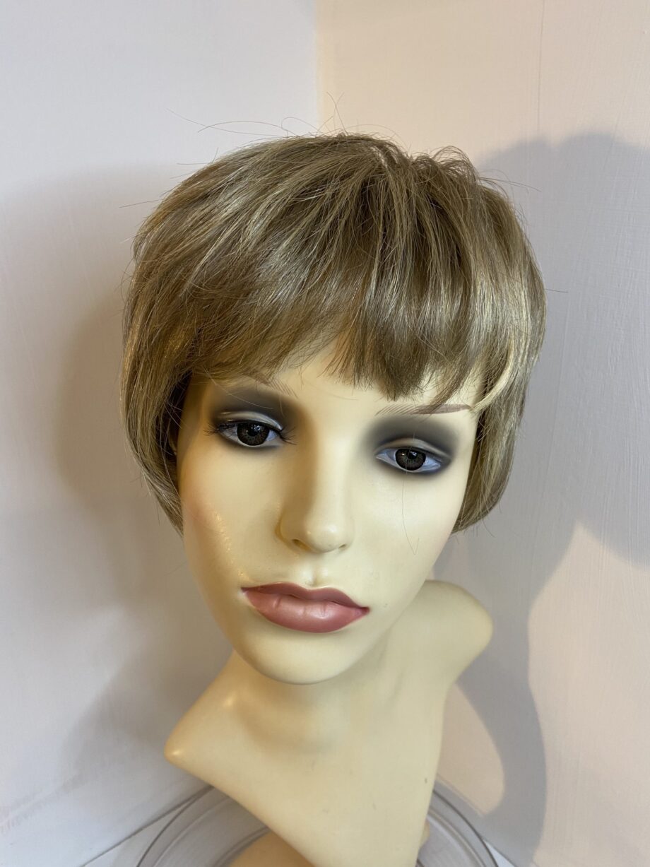 Trendco blonde short wig. Bblss290